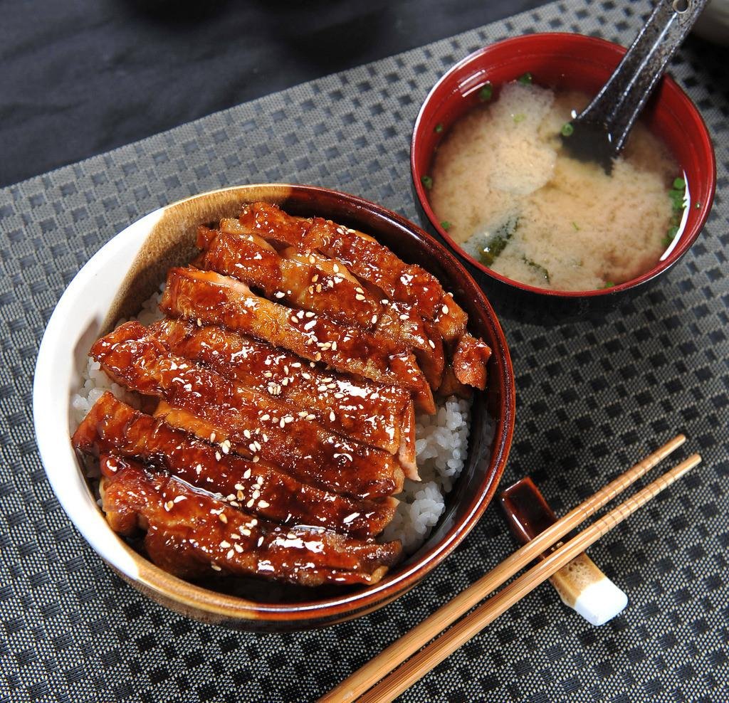鳗鱼饭 - 日式经典料理，蒲烧鳗鱼搭配米饭